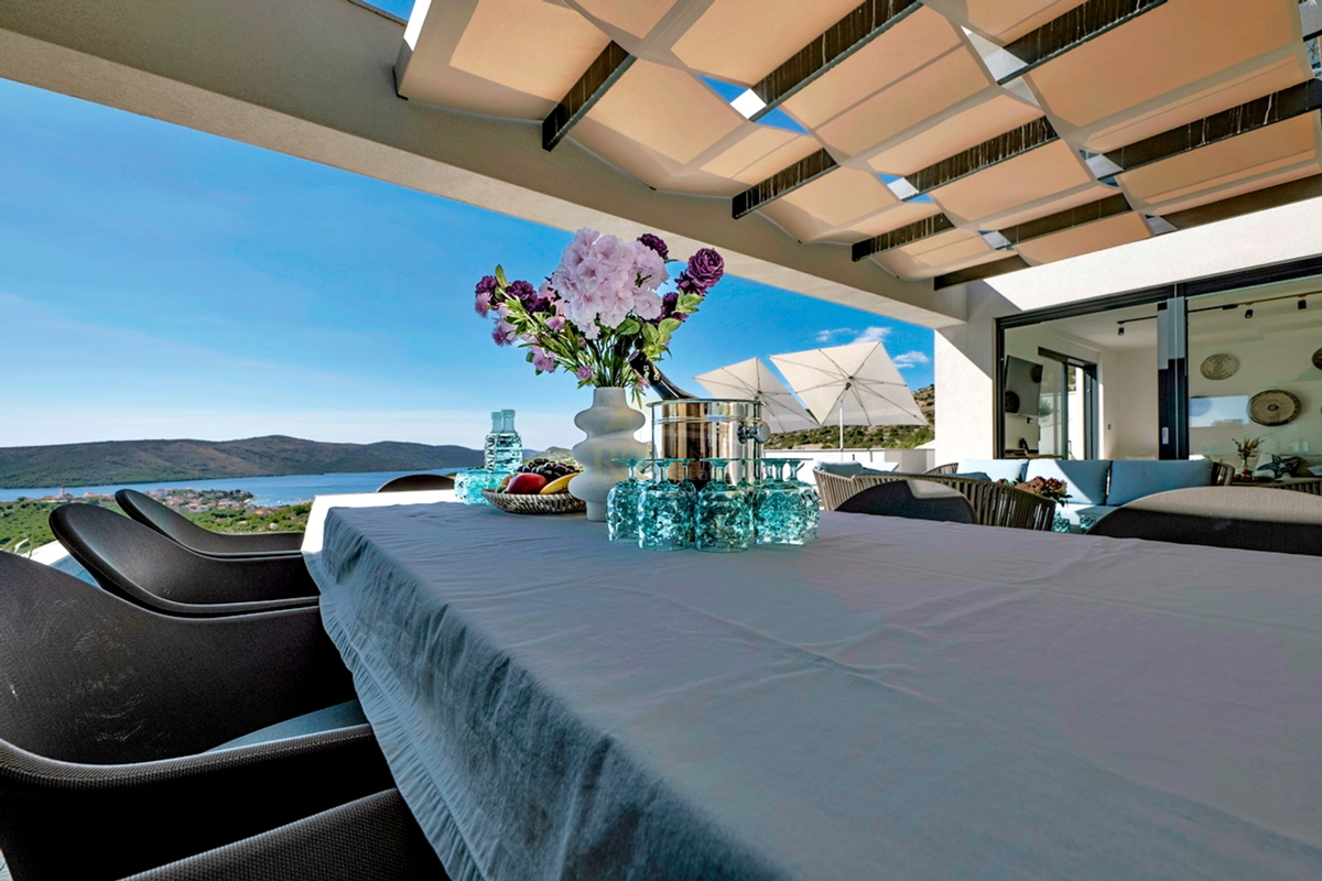 Villa esclusiva a Seget Gornji in un ambiente tranquillo e silenzioso con una splendida vista panoramica